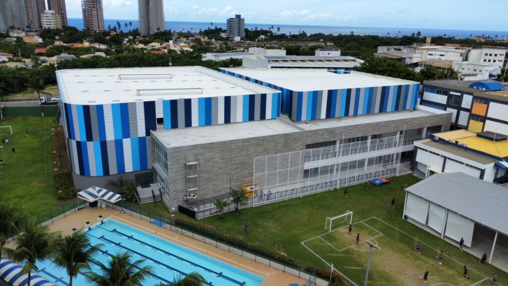 En esta foto enseñamos nuestro prodcuto llamado Alucobond en todas sus fachadas